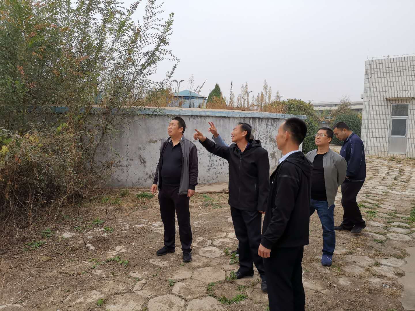 公司總經(jīng)理王建人在供水、污水生產(chǎn)一線開展風(fēng)險(xiǎn)隱患排查 (1).jpg