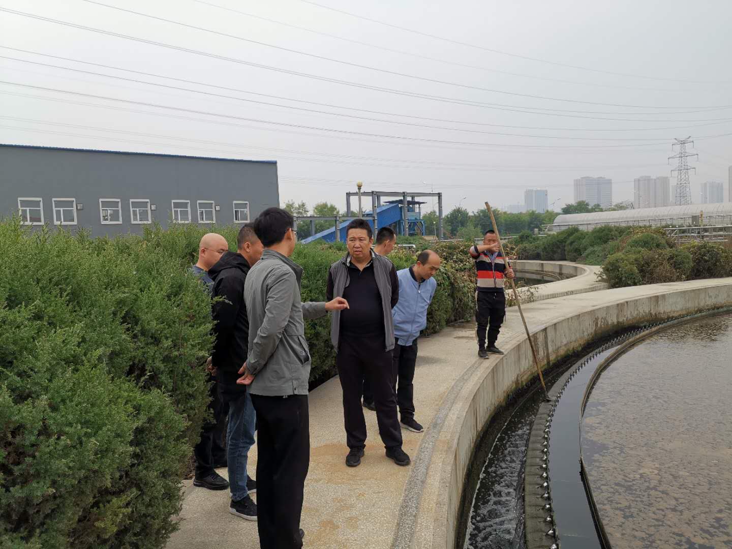 公司總經(jīng)理王建人在供水、污水生產(chǎn)一線開展風(fēng)險(xiǎn)隱患排查 (2).jpg