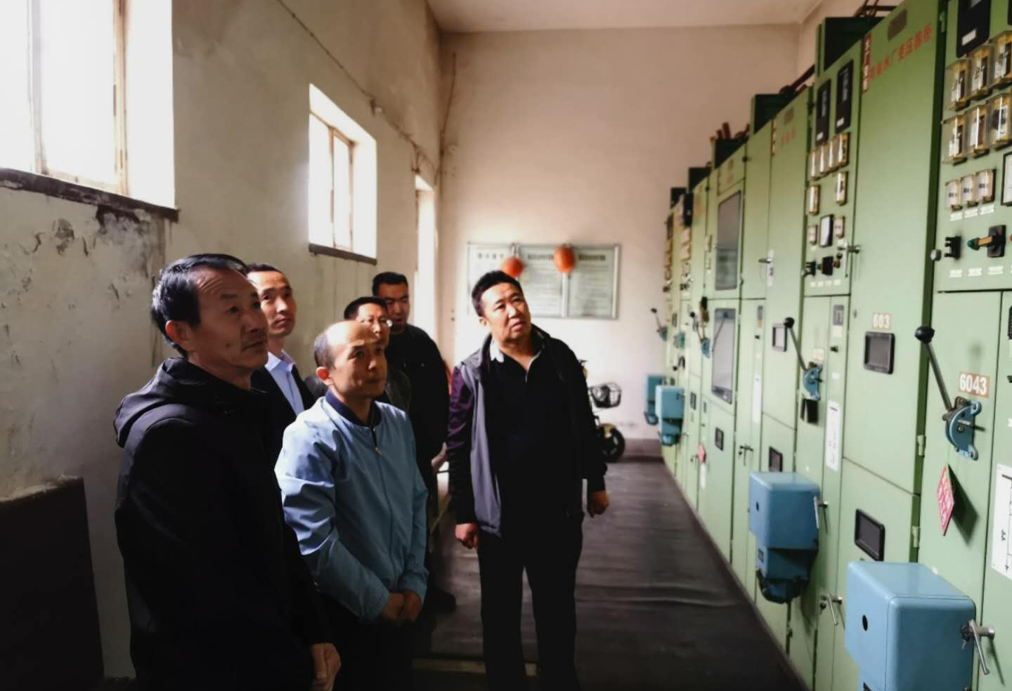 公司總經(jīng)理王建人在供水、污水生產(chǎn)一線(xiàn)開(kāi)展...